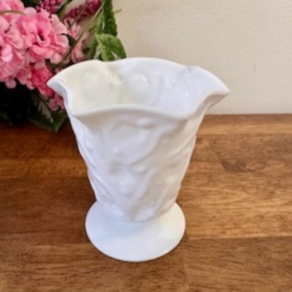 Vintage Bryce El‎ Rancho White Milk Glass Vase Ruffled Edge Footed Pedestal Vase - Picture 3 of 5